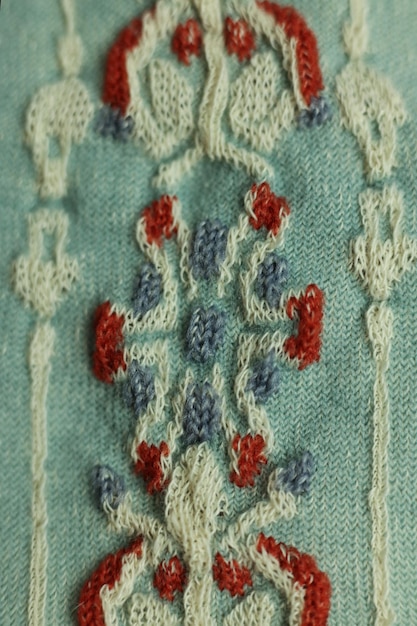 haftowana tkanina z motywem ludowym